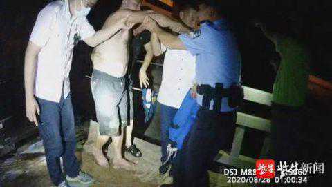 光背男子看夜钓突然昏倒，原来是被“羊辣子”叮了