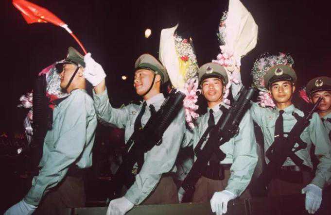 1992年，邓公验收香港回归方案，看完脸色大变：忽视了一大漏洞