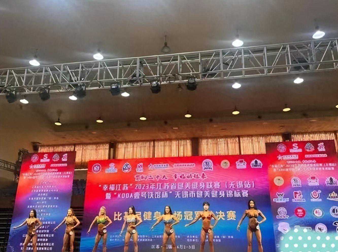曝女模特脱下鞋扔向评委，怒吼：你个流氓，昨晚说好让我当冠军