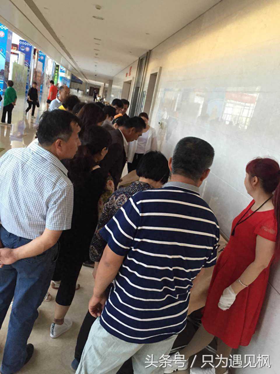 天价十字绣用时一年半，售价28.8万元，她敢卖你敢买吗？