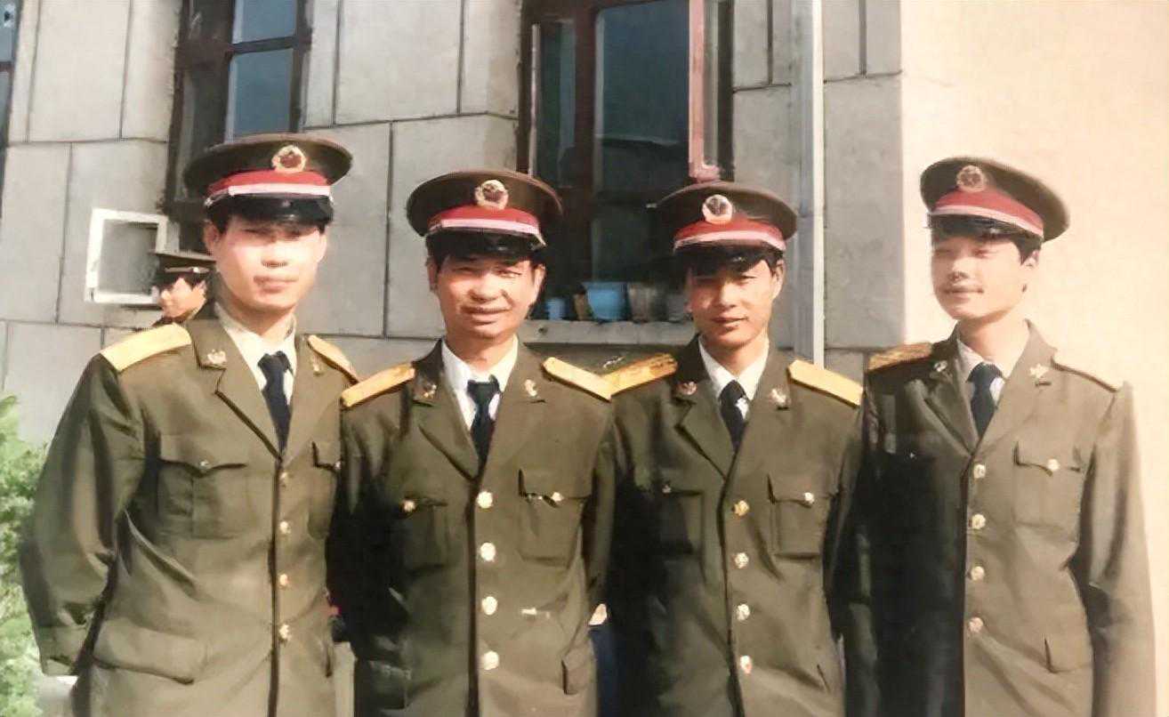 1978年我入伍6年，父亲来信让我退伍，排长的举动让我感念至今！