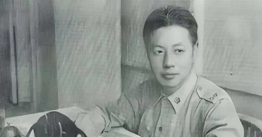 15岁考入黄埔，36岁升中将，同学是邓小平和左权，孙女还是大明星